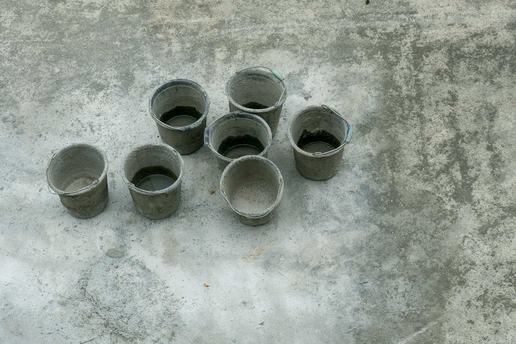 Bau der Fundamente für eine Pergola im Garten